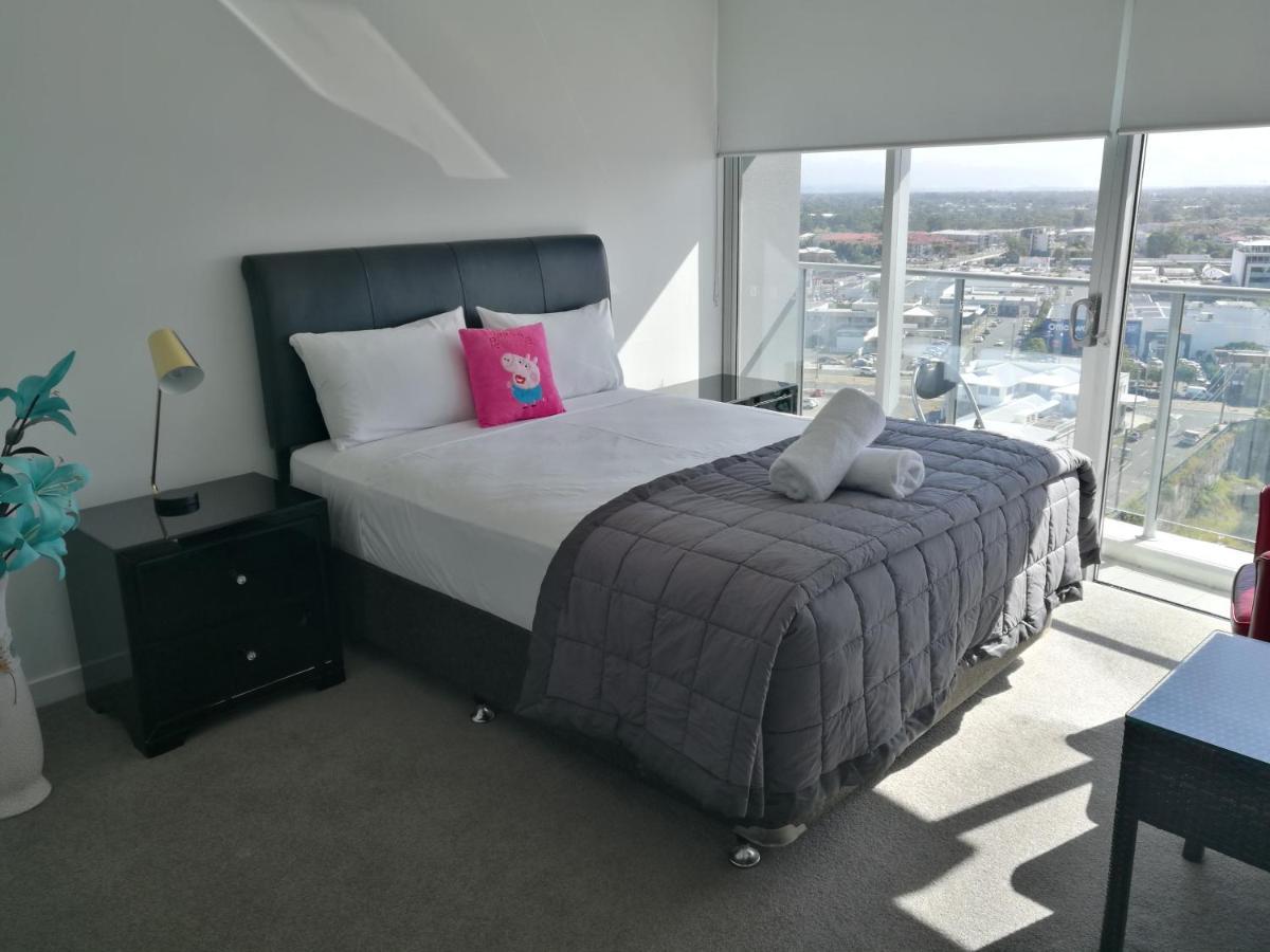 غولد كوست Three-Bedroom Apartment With Amazing View Near Surfers Paradise المظهر الخارجي الصورة