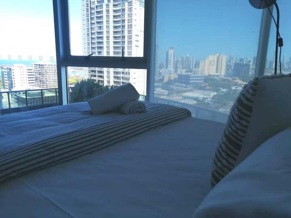 غولد كوست Three-Bedroom Apartment With Amazing View Near Surfers Paradise المظهر الخارجي الصورة