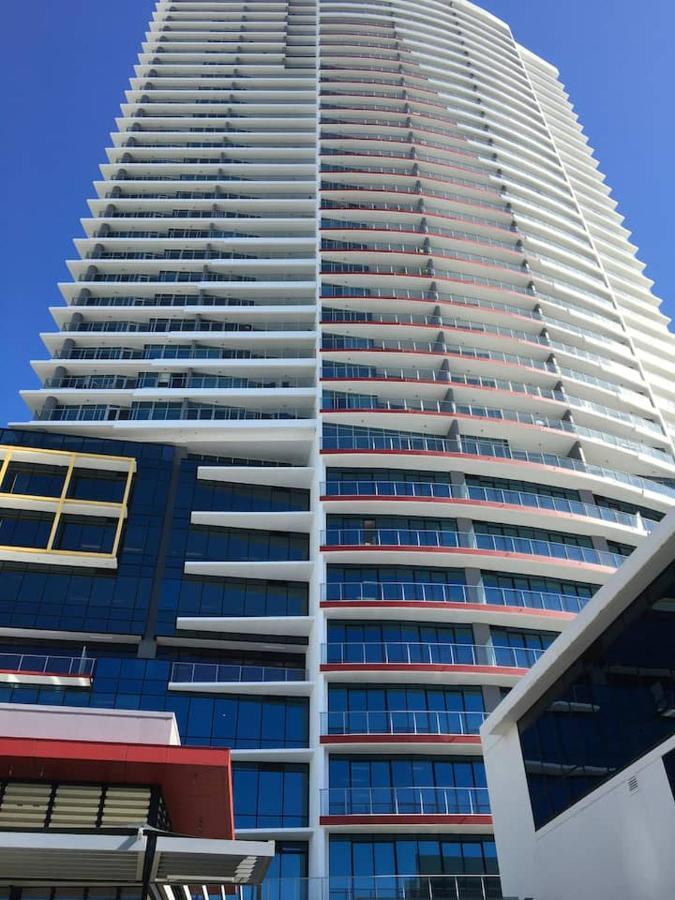 غولد كوست Three-Bedroom Apartment With Amazing View Near Surfers Paradise المظهر الخارجي الصورة