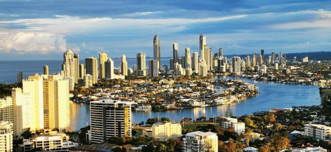 غولد كوست Three-Bedroom Apartment With Amazing View Near Surfers Paradise المظهر الخارجي الصورة