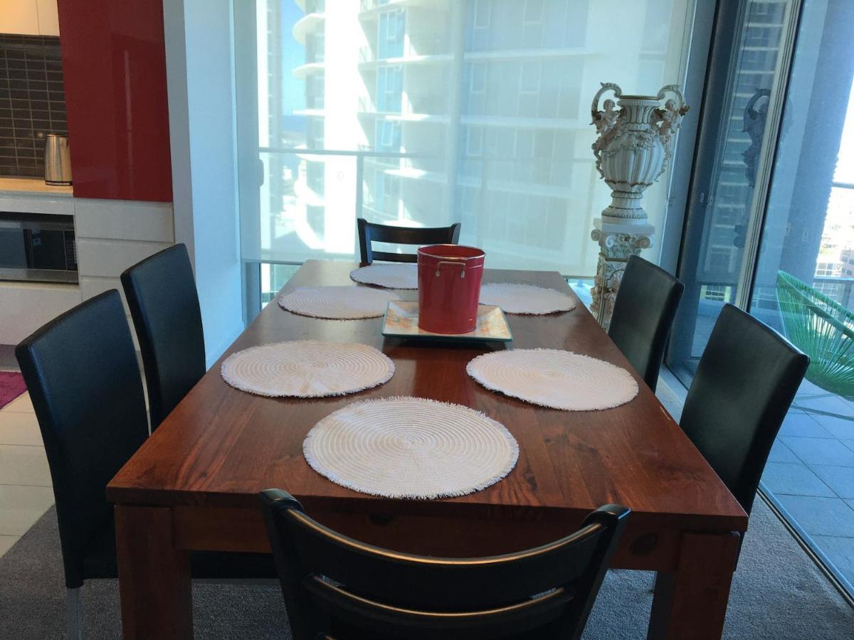 غولد كوست Three-Bedroom Apartment With Amazing View Near Surfers Paradise المظهر الخارجي الصورة