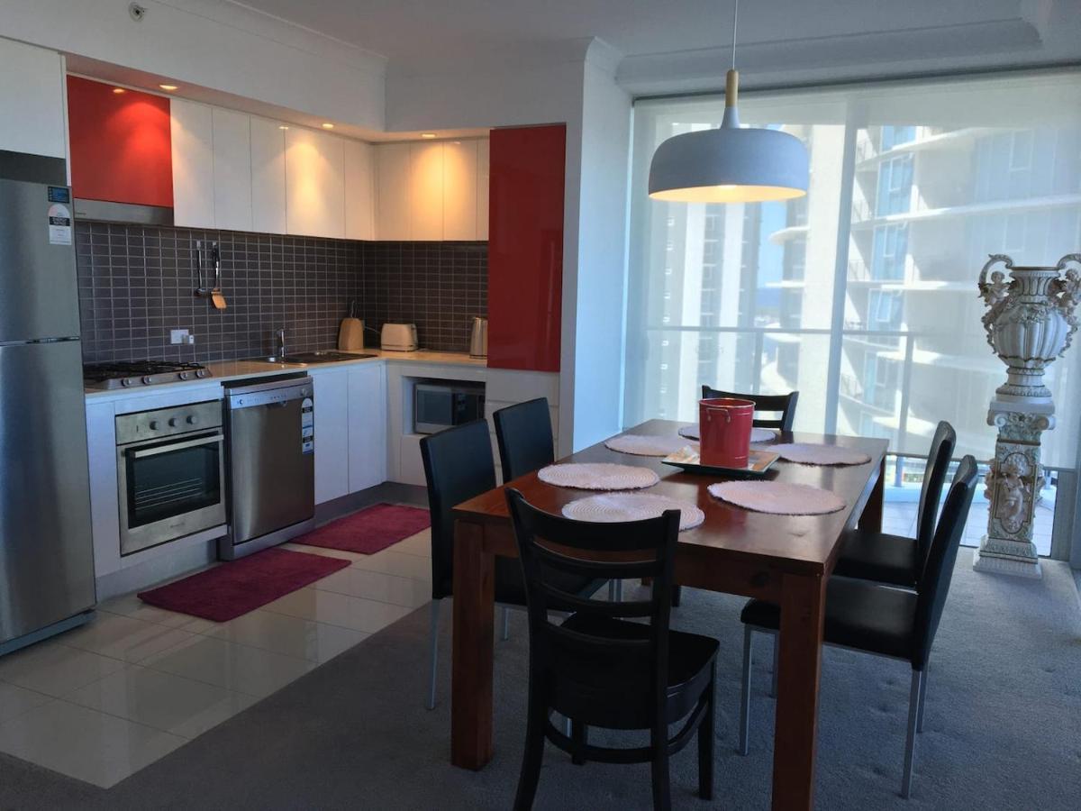غولد كوست Three-Bedroom Apartment With Amazing View Near Surfers Paradise المظهر الخارجي الصورة