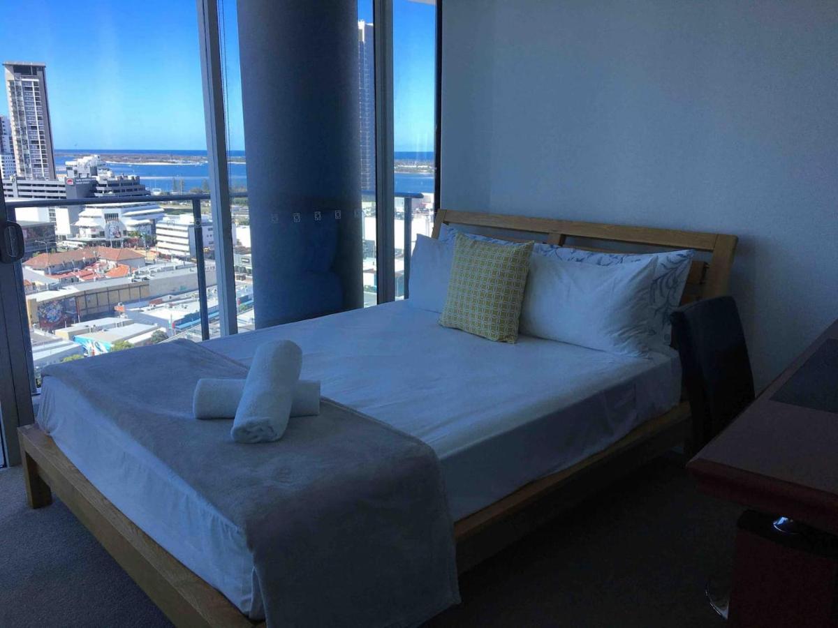 غولد كوست Three-Bedroom Apartment With Amazing View Near Surfers Paradise المظهر الخارجي الصورة